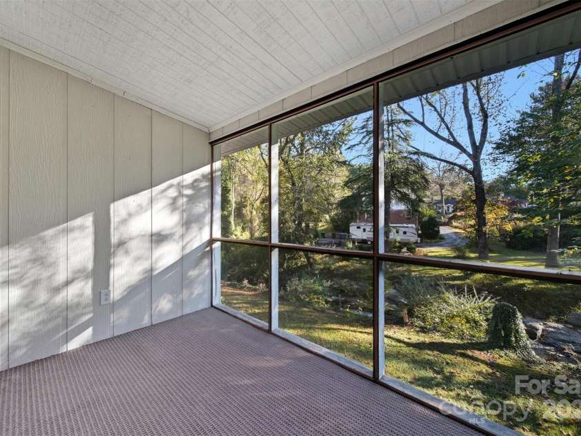 824 6th Street, Hickory, NC 28601.  MLS# CAR4313631, YatesRealty ID 25907. 