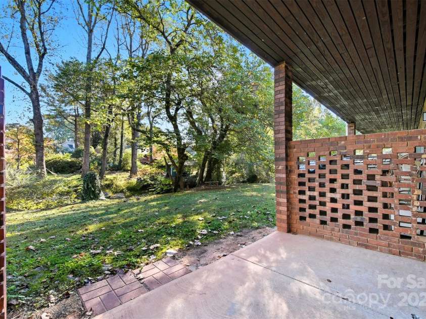 824 6th Street, Hickory, NC 28601.  MLS# CAR4313631, YatesRealty ID 25907. 