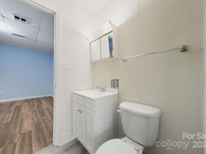824 6th Street, Hickory, NC 28601.  MLS# CAR4313631, YatesRealty ID 25907. Lower level full bathroom.  