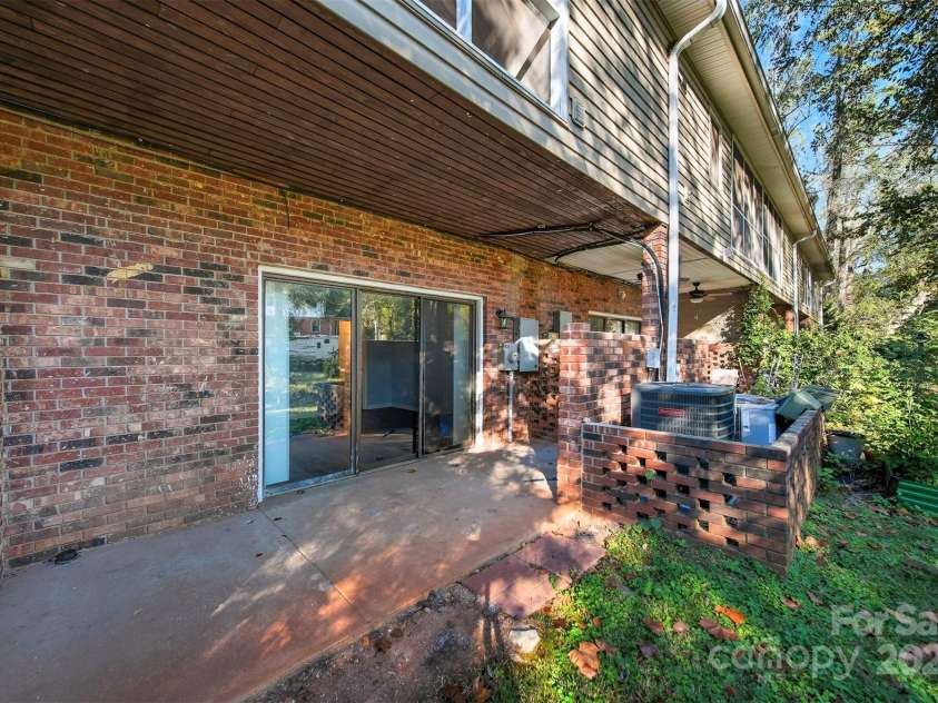 824 6th Street, Hickory, NC 28601.  MLS# CAR4313631, YatesRealty ID 25907. Lower level patio.