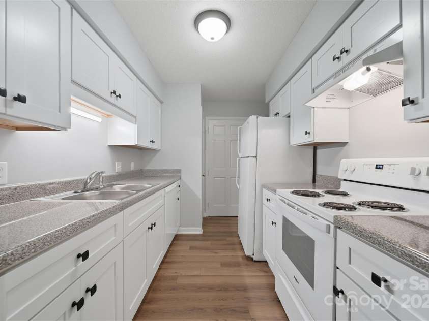 824 6th Street, Hickory, NC 28601.  MLS# CAR4313631, YatesRealty ID 25907. New crisp white kitchen cabinetry with new countertops and hardware!