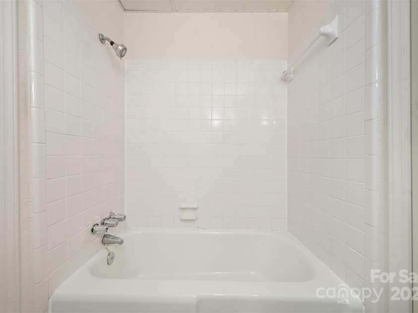 824 6th Street, Hickory, NC 28601.  MLS# CAR4326428, YatesRealty ID 25907. 