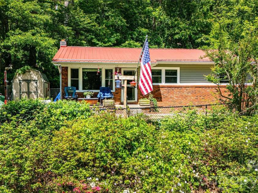 203 Kennedy Drive, Swannanoa, NC 28778.  MLS# CAR4381236, YatesRealty ID 25908. 