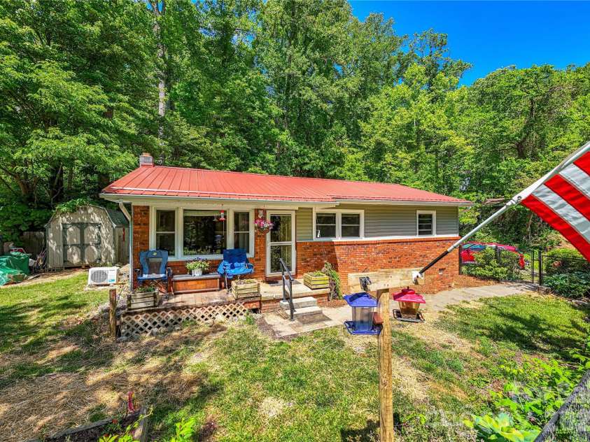 203 Kennedy Drive, Swannanoa, NC 28778.  MLS# CAR4381236, YatesRealty ID 25908. 