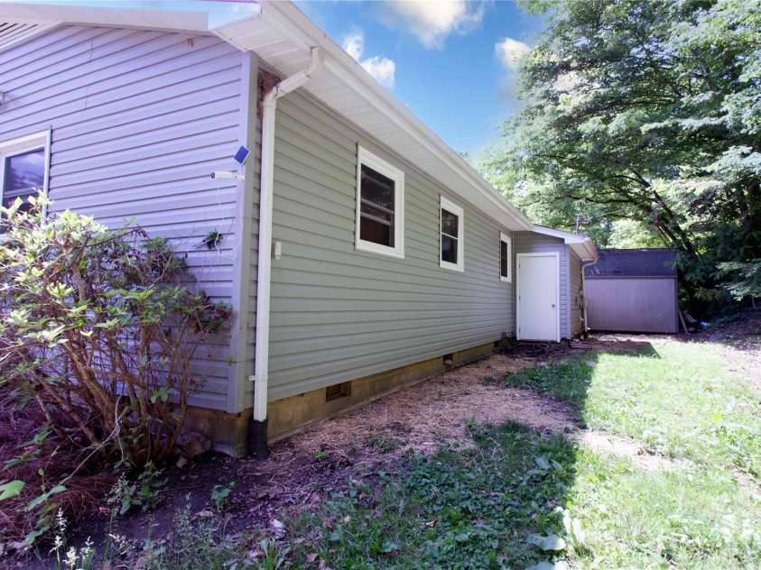 203 Kennedy Drive, Swannanoa, NC 28778.  MLS# CAR4381236, YatesRealty ID 25908. 