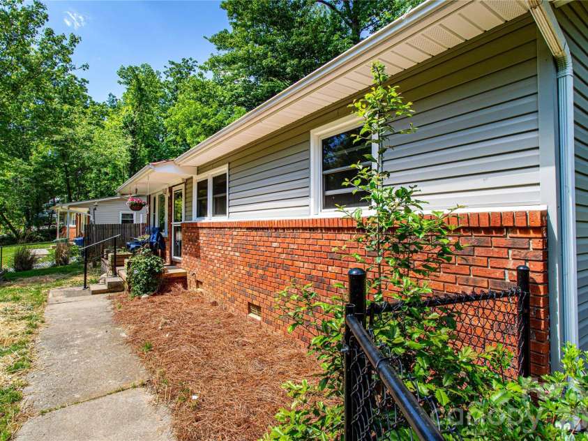 203 Kennedy Drive, Swannanoa, NC 28778.  MLS# CAR4381236, YatesRealty ID 25908. 
