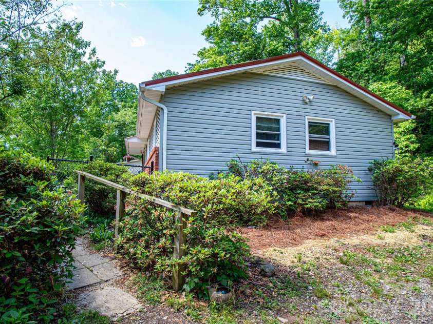 203 Kennedy Drive, Swannanoa, NC 28778.  MLS# CAR4381236, YatesRealty ID 25908. 