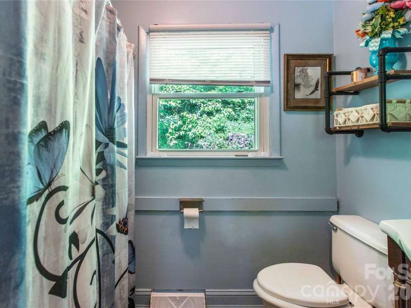 203 Kennedy Drive, Swannanoa, NC 28778.  MLS# CAR4381236, YatesRealty ID 25908. 