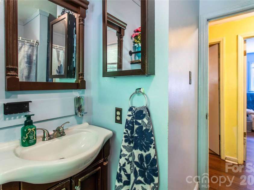 203 Kennedy Drive, Swannanoa, NC 28778.  MLS# CAR4381236, YatesRealty ID 25908. 