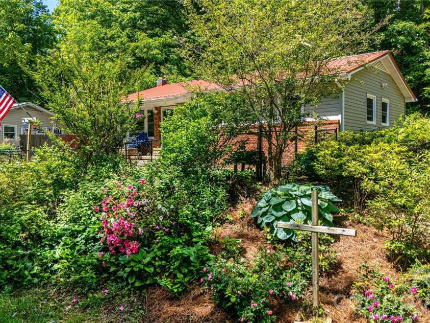 203 Kennedy Drive, Swannanoa, NC 28778.  MLS# CAR4381236, YatesRealty ID 25908. 