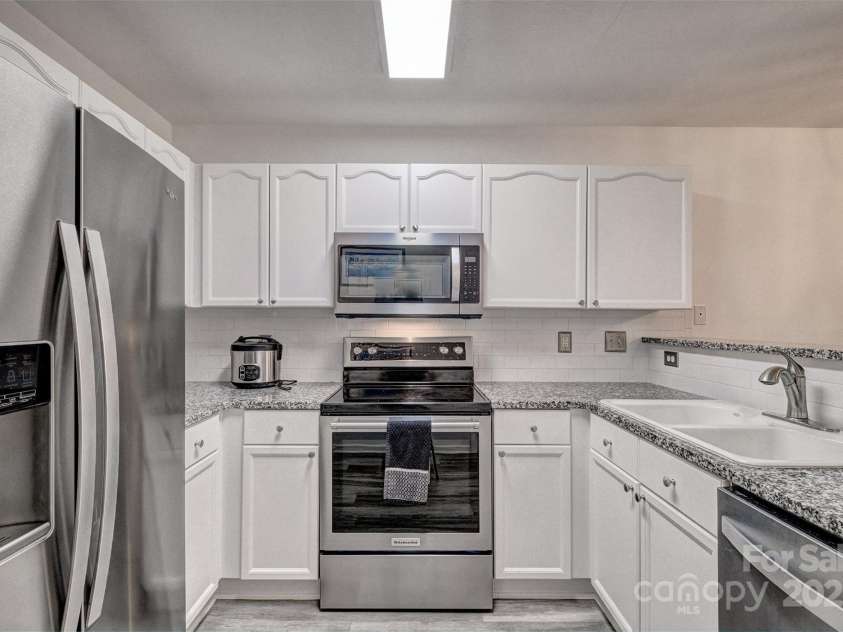 1504 Harpers Inlet Drive, Lake Wylie, SC 29710.  MLS# CAR4274114, YatesRealty ID 25909. Stainless appliances
