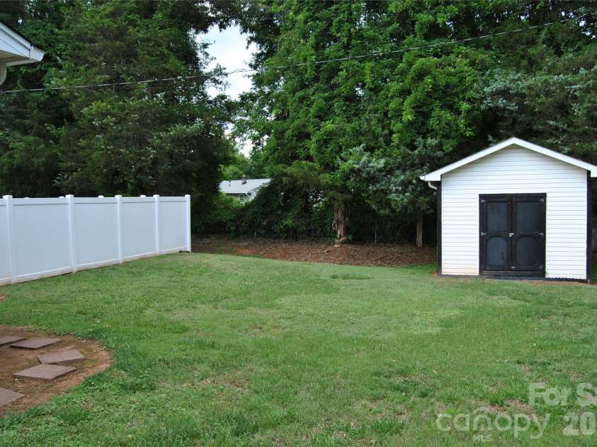 706 Hester Drive, Dallas, NC 28034.  MLS# CAR4386044, YatesRealty ID 25909. 