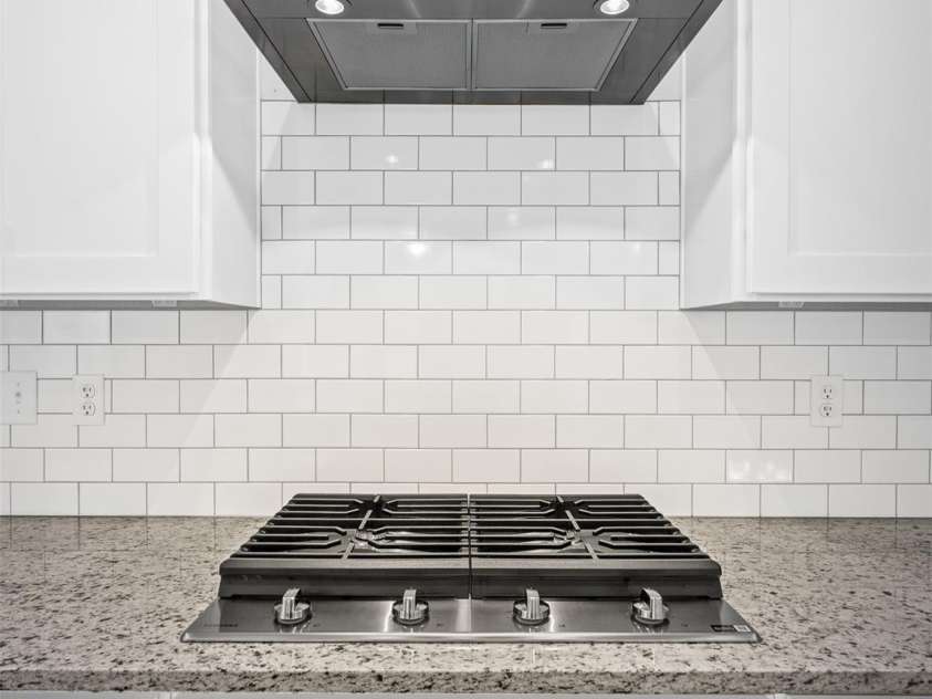 572 Sweet Birch Park Lane, Black Mountain, NC 28711.  MLS# CAR4260117, YatesRealty ID 25911. Gas range