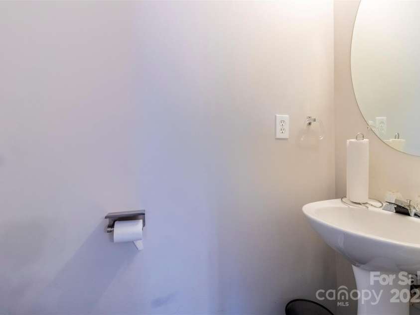 9530 Drains Bay Court, Charlotte, NC 28214.  MLS# CAR4274312, YatesRealty ID 25912. Half bathroom