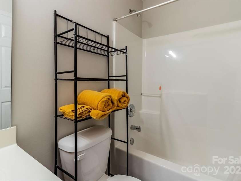 9530 Drains Bay Court, Charlotte, NC 28214.  MLS# CAR4274312, YatesRealty ID 25912. Hall bathroom