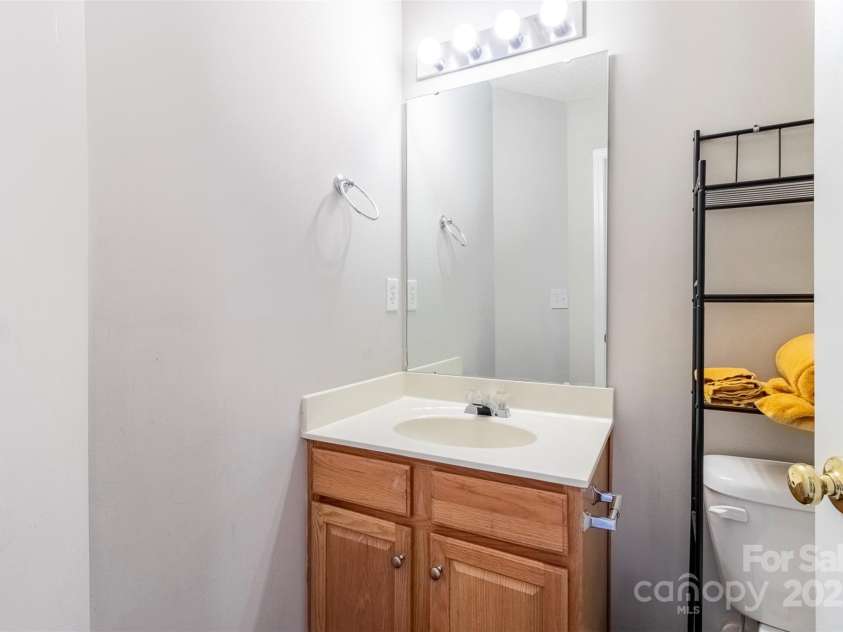 9530 Drains Bay Court, Charlotte, NC 28214.  MLS# CAR4274312, YatesRealty ID 25912. Hall bathroom