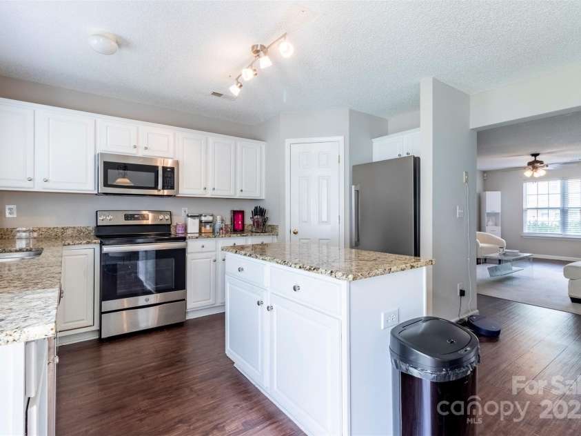 9530 Drains Bay Court, Charlotte, NC 28214.  MLS# CAR4274312, YatesRealty ID 25912. Kitchen
