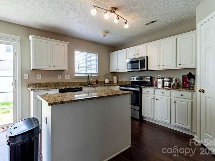 9530 Drains Bay Court, Charlotte, NC 28214.  MLS# CAR4274312, YatesRealty ID 25912. Kitchen alternate