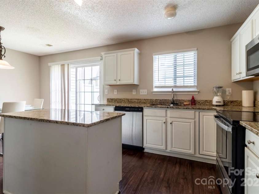 9530 Drains Bay Court, Charlotte, NC 28214.  MLS# CAR4274312, YatesRealty ID 25912. Kitchen island
