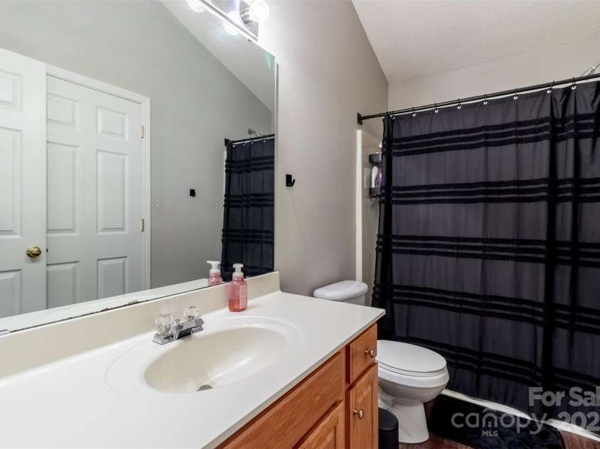 9530 Drains Bay Court, Charlotte, NC 28214.  MLS# CAR4274312, YatesRealty ID 25912. Primary bathroom