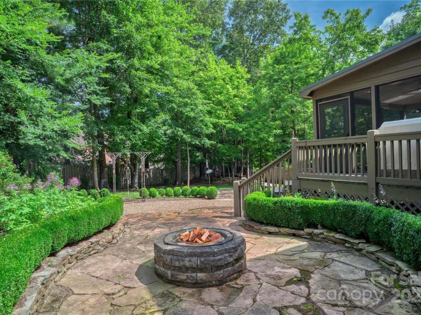 10405 Lady Grace Lane, Charlotte, NC 28270.  MLS# CAR4273475, YatesRealty ID 25913. 