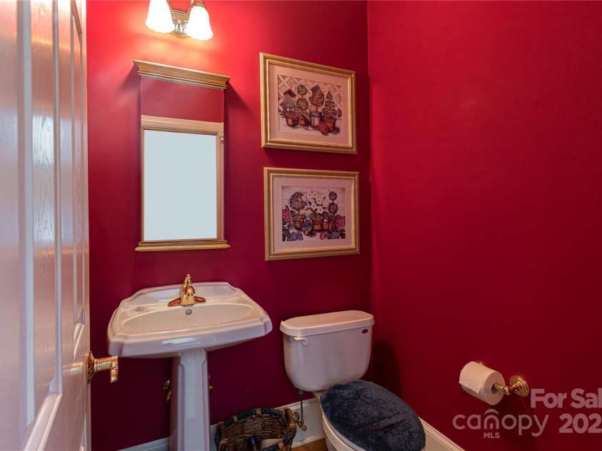 10405 Lady Grace Lane, Charlotte, NC 28270.  MLS# CAR4273475, YatesRealty ID 25913. HALF BATH