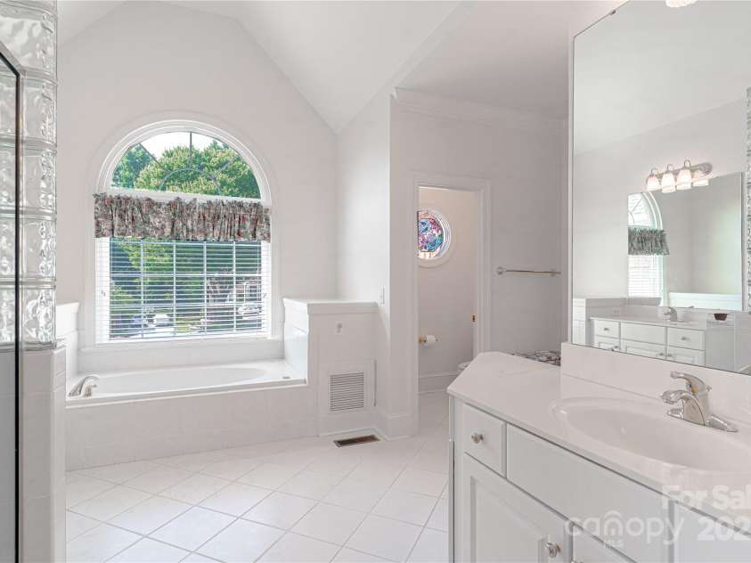10405 Lady Grace Lane, Charlotte, NC 28270.  MLS# CAR4273475, YatesRealty ID 25913. PRIMARY BATHROOM