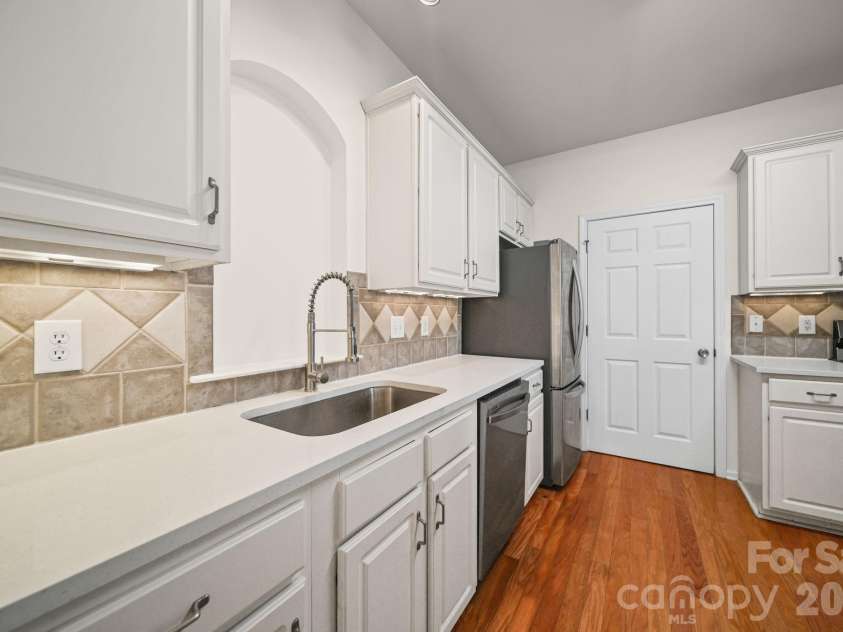 14957 Santa Lucia Drive, Charlotte, NC 28277.  MLS# CAR4386787, YatesRealty ID 25917. New Quartz Counters