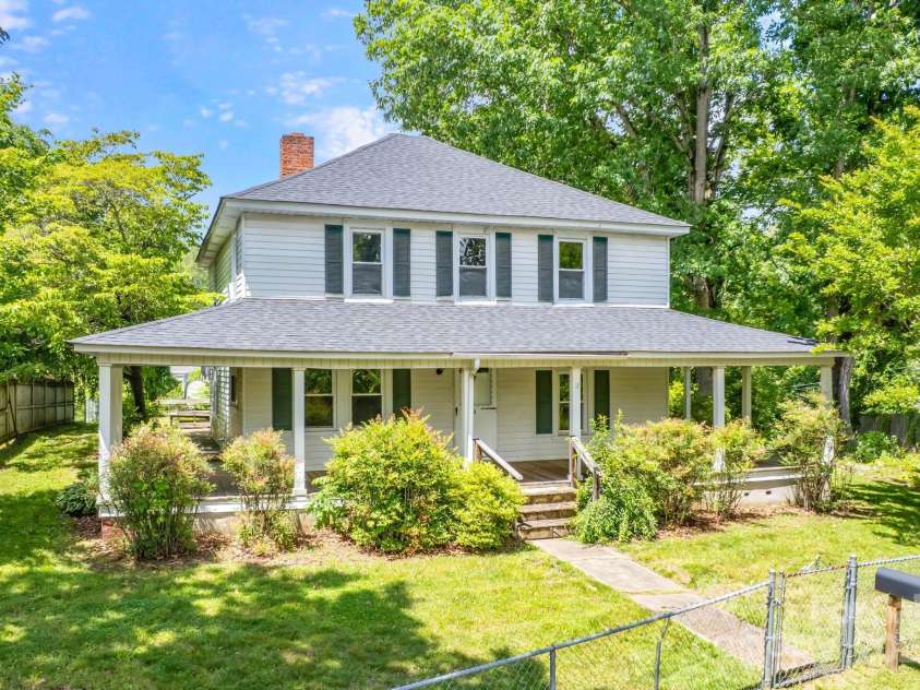 113 4th Street, Black Mountain, NC 28711.  MLS# CAR4267017, YatesRealty ID 25918. 