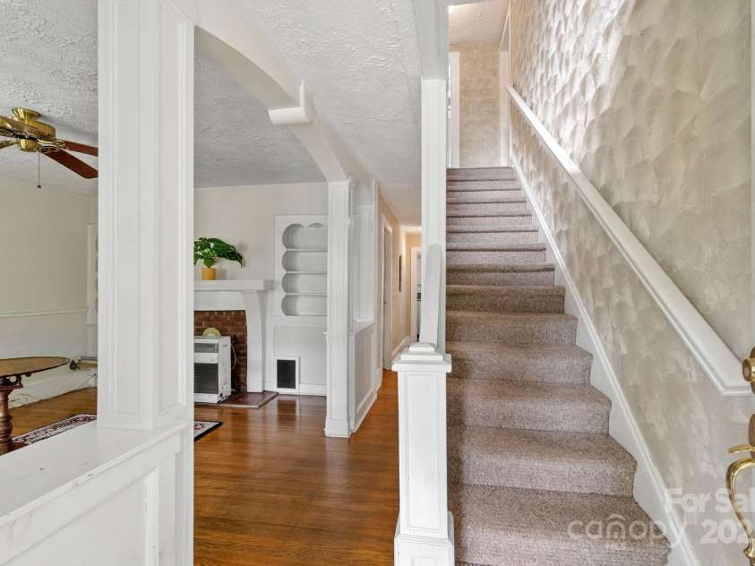 113 4th Street, Black Mountain, NC 28711.  MLS# CAR4267017, YatesRealty ID 25918. 