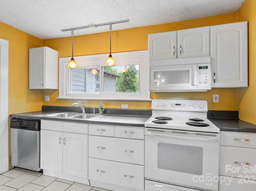 113 4th Street, Black Mountain, NC 28711.  MLS# CAR4267017, YatesRealty ID 25918. 