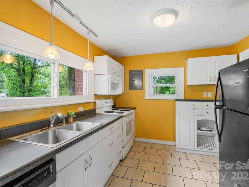 113 4th Street, Black Mountain, NC 28711.  MLS# CAR4267017, YatesRealty ID 25918. 