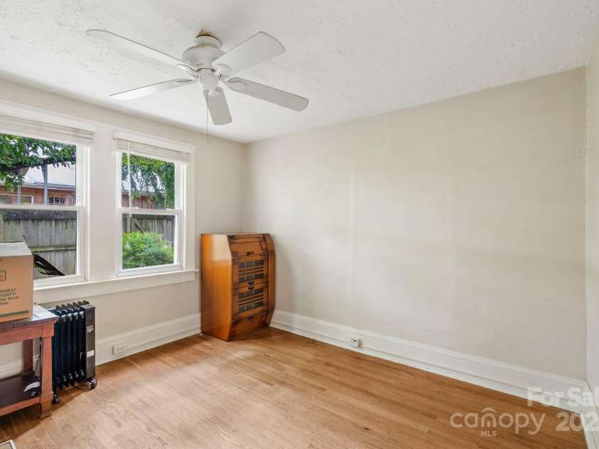 113 4th Street, Black Mountain, NC 28711.  MLS# CAR4267017, YatesRealty ID 25918. 