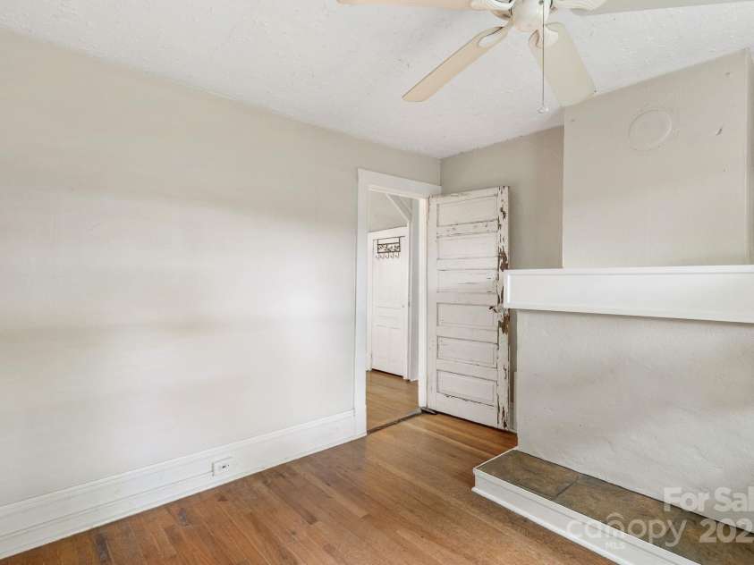 113 4th Street, Black Mountain, NC 28711.  MLS# CAR4267017, YatesRealty ID 25918. 