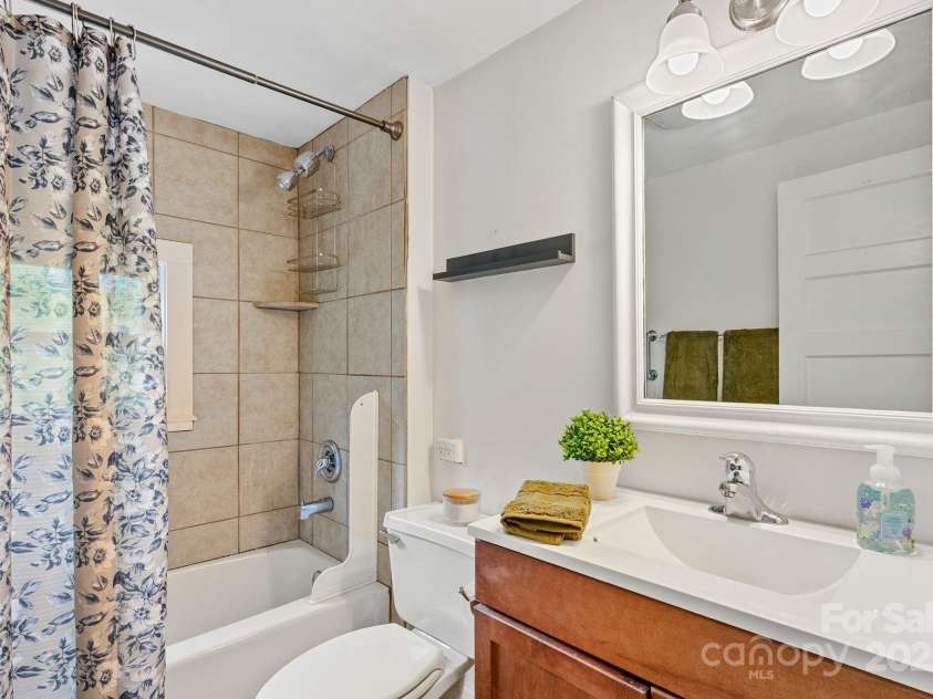 113 4th Street, Black Mountain, NC 28711.  MLS# CAR4267017, YatesRealty ID 25918. 