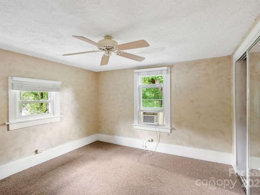 113 4th Street, Black Mountain, NC 28711.  MLS# CAR4267017, YatesRealty ID 25918. 