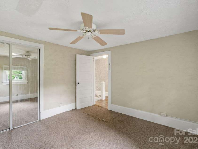 113 4th Street, Black Mountain, NC 28711.  MLS# CAR4267017, YatesRealty ID 25918. 