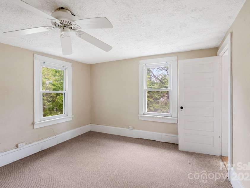 113 4th Street, Black Mountain, NC 28711.  MLS# CAR4267017, YatesRealty ID 25918. 