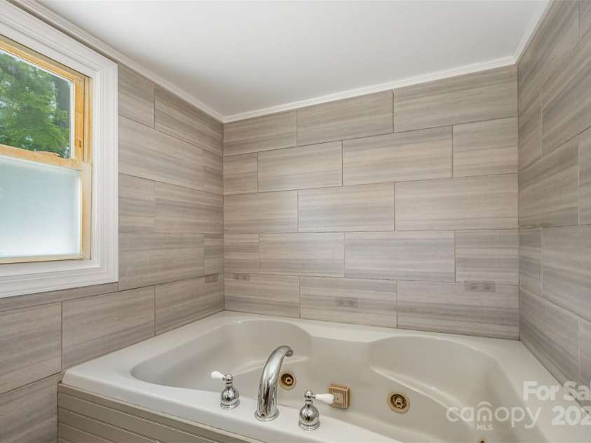 201 Valley Street, Stanley, NC 28164.  MLS# CAR4272751, YatesRealty ID 25919. Gorgeous tile