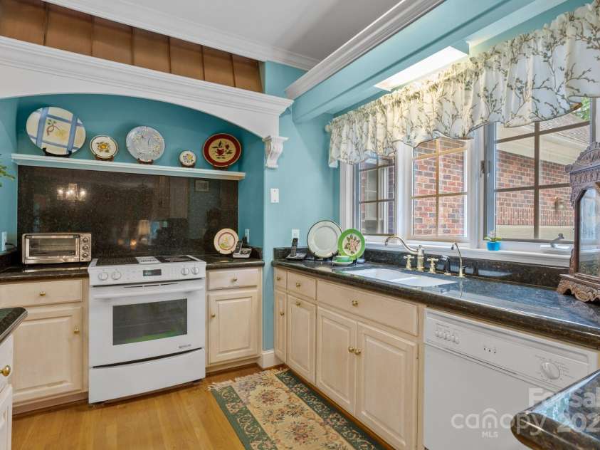 115 Glenview Drive, Salisbury, NC 28147.  MLS# CAR4301352, YatesRealty ID 2592. 