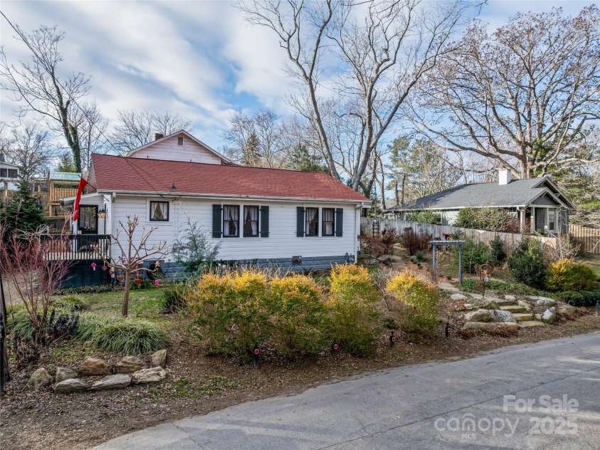 12 Irving Street, Asheville, NC 28804.  MLS# CAR4209177, YatesRealty ID 2592. 