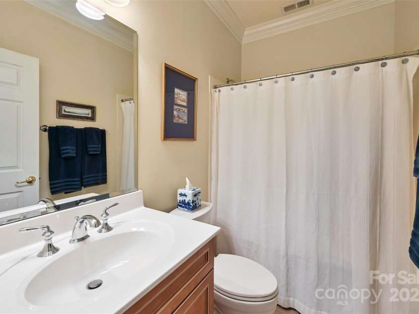 43 Towne Place Drive, Hendersonville, NC 28792.  MLS# CAR4276798, YatesRealty ID 25921. Guest Room Bath