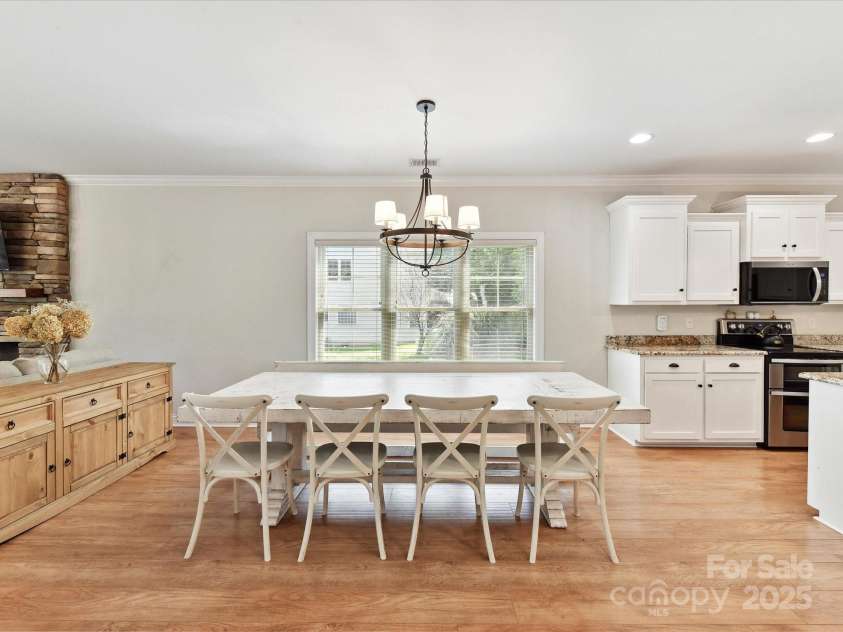 3801 Creek Ridge Drive, Denver, NC 28037.  MLS# CAR4258804, YatesRealty ID 25922. Spacious Dining Area with crown molding & tons of natural light!