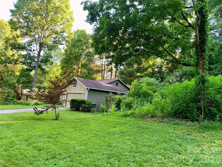 8 Turkey Toe Lane, Arden, NC 28704.  MLS# CAR4345806, YatesRealty ID 25923. 