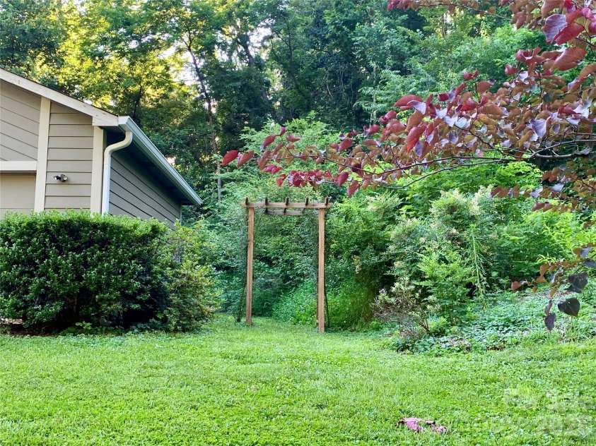 8 Turkey Toe Lane, Arden, NC 28704.  MLS# CAR4345806, YatesRealty ID 25923. 