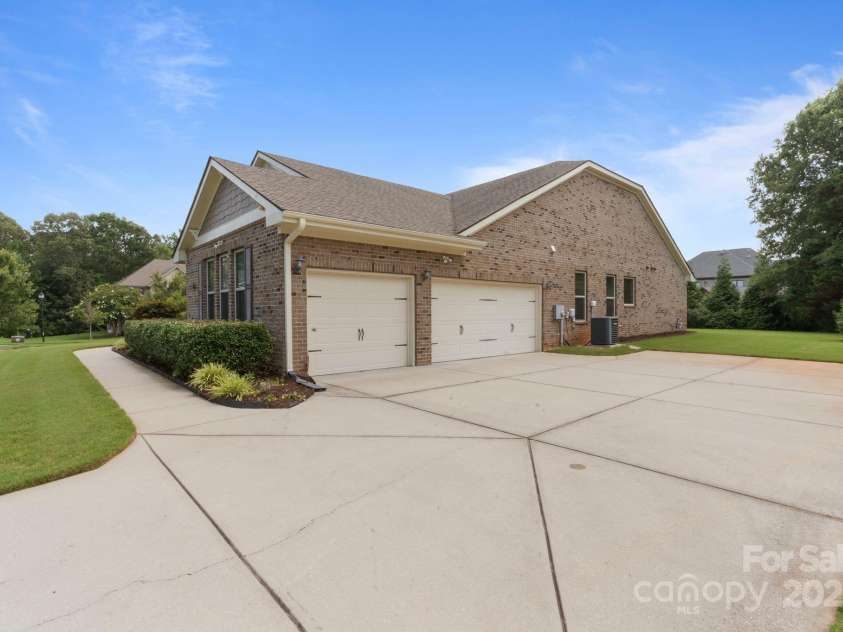 1001 Manorwyck Farms Drive, Waxhaw, NC 28173.  MLS# CAR4276349, YatesRealty ID 25927. 