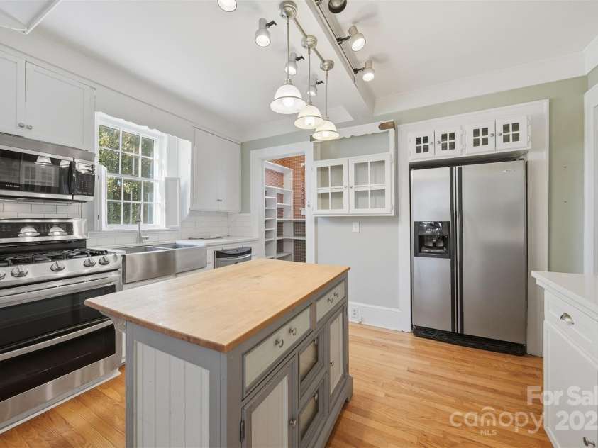 1010 College Avenue, Lenoir, NC 28645.  MLS# CAR4322808, YatesRealty ID 2593. 