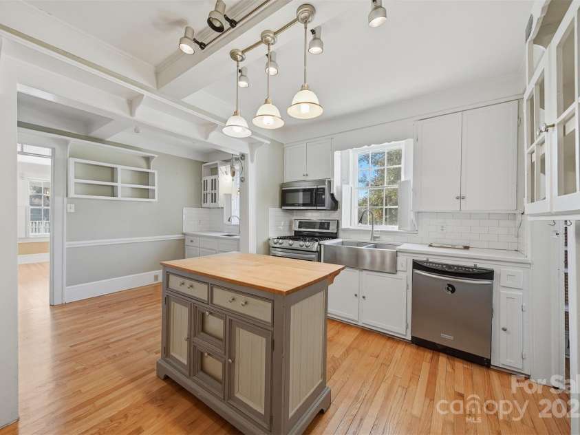 1010 College Avenue, Lenoir, NC 28645.  MLS# CAR4322808, YatesRealty ID 2593. 