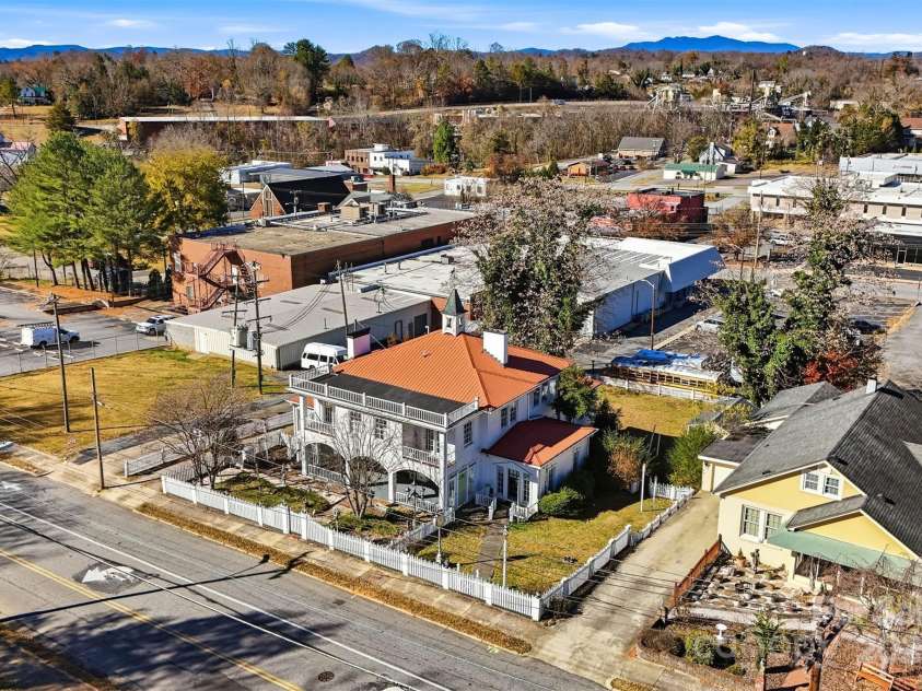 1010 College Avenue, Lenoir, NC 28645.  MLS# CAR4322808, YatesRealty ID 2593. 