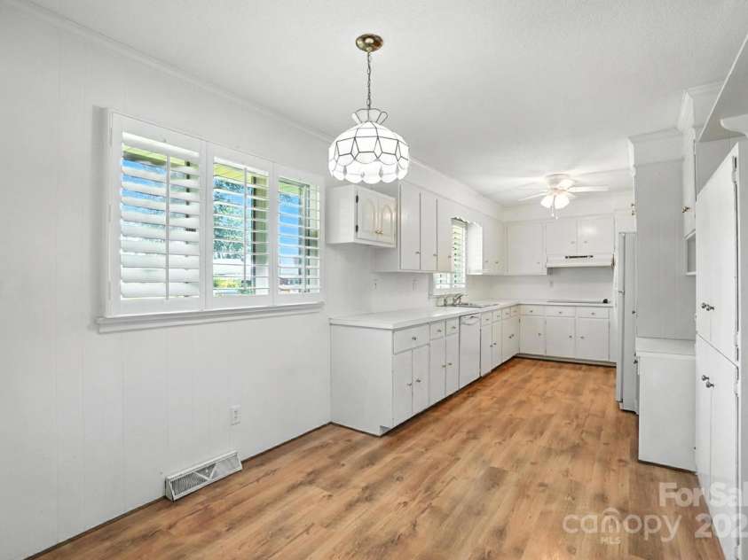 13909 Idlewild Road, Matthews, NC 28105.  MLS# CAR4272282, YatesRealty ID 25933. Breakfast room